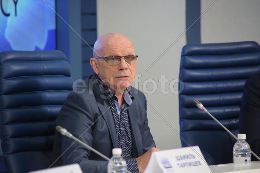 Мужчина на интервью