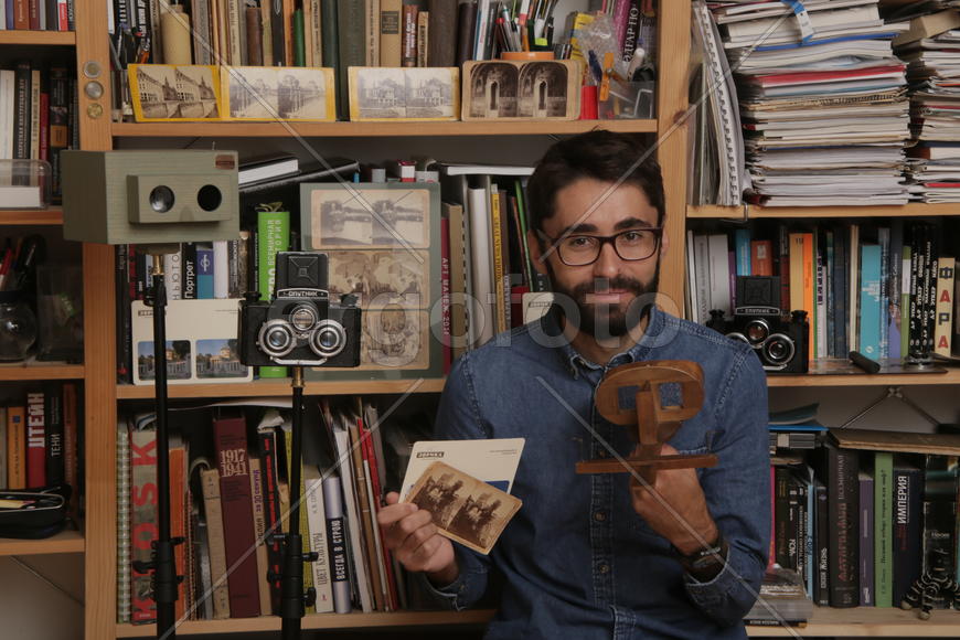 Историк Роман Шмидт демонстрирует деревяные очки с увелечительными стеклами 