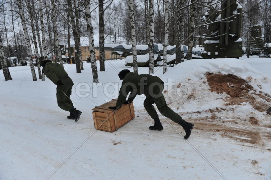 6-я бригада ПВО. На снимке: военнослужащие тащут ящик.