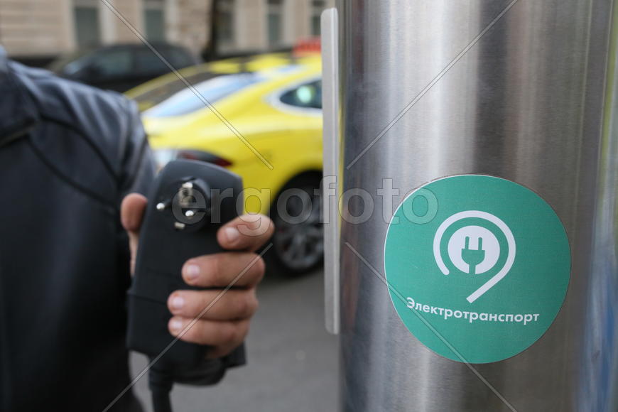 Первая в России электрозарядка. Электромобиль Tesla. Процесс зарядки.