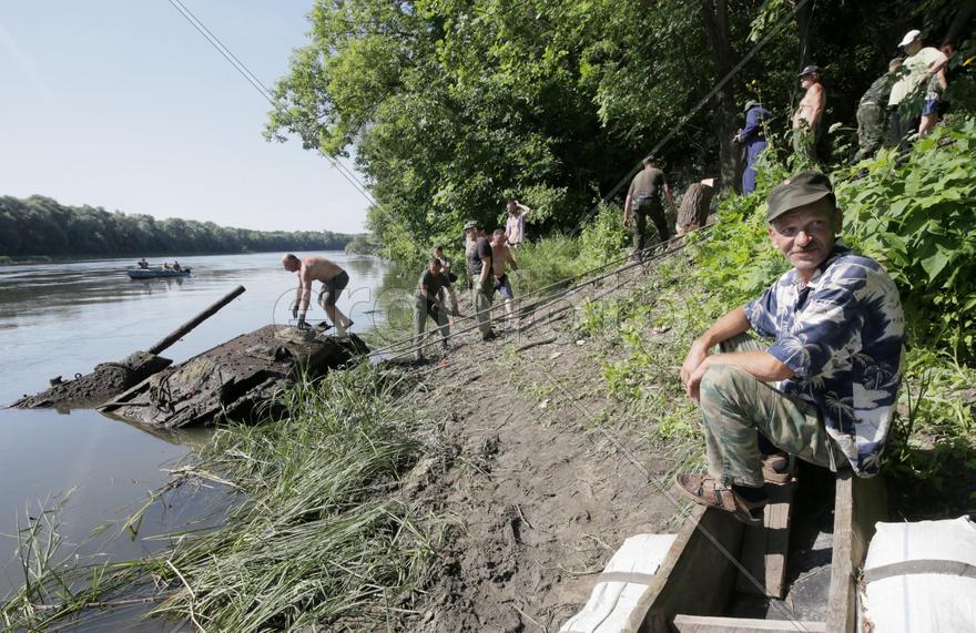 Игорь Камагуров, справа, который первы нашел этот танк. Пробный подъем танка Т-34 из реки Дон, 13 ию