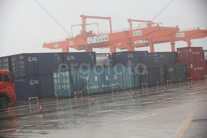 Город Чунцин, Китай.  Центр контейнерных перевозок.