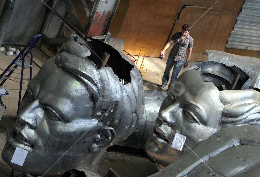 Реставрация статуи "Рабочий и колхозница"