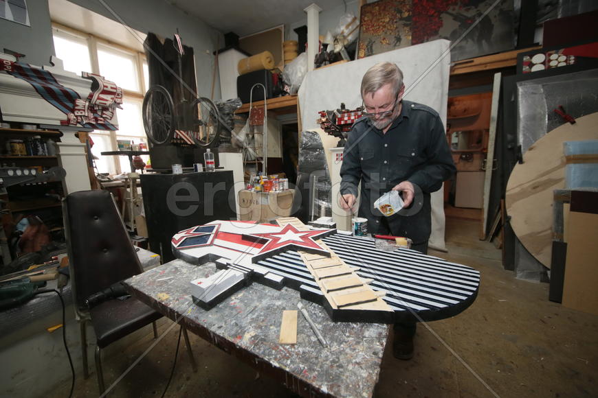 Московский скульптор Борис Орлов в своей мастерской на Нижней Масловке приходит в мастерскую рано ут