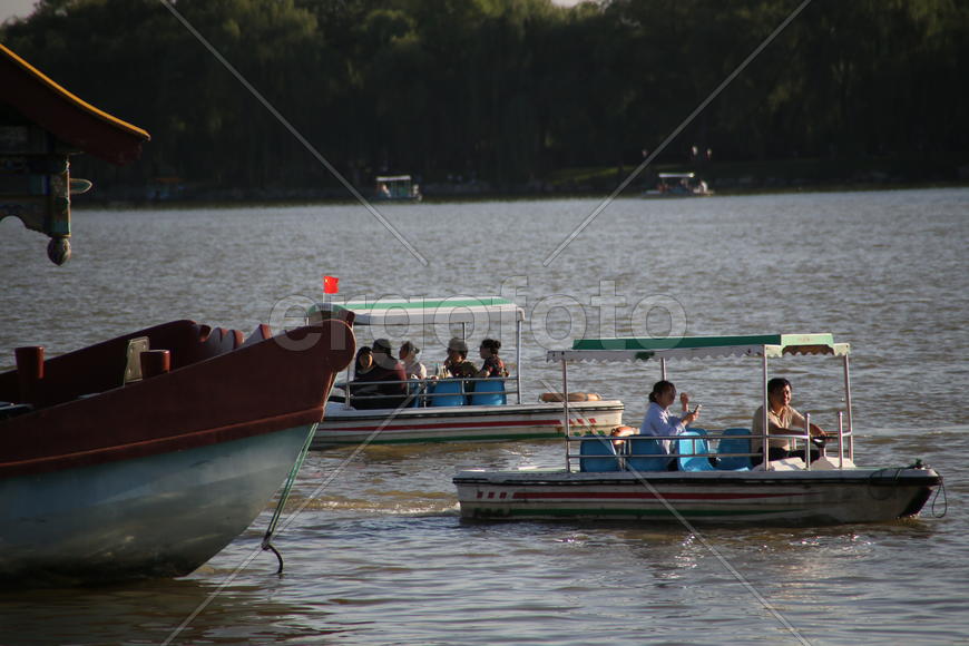 Пекин. Лодки на воде