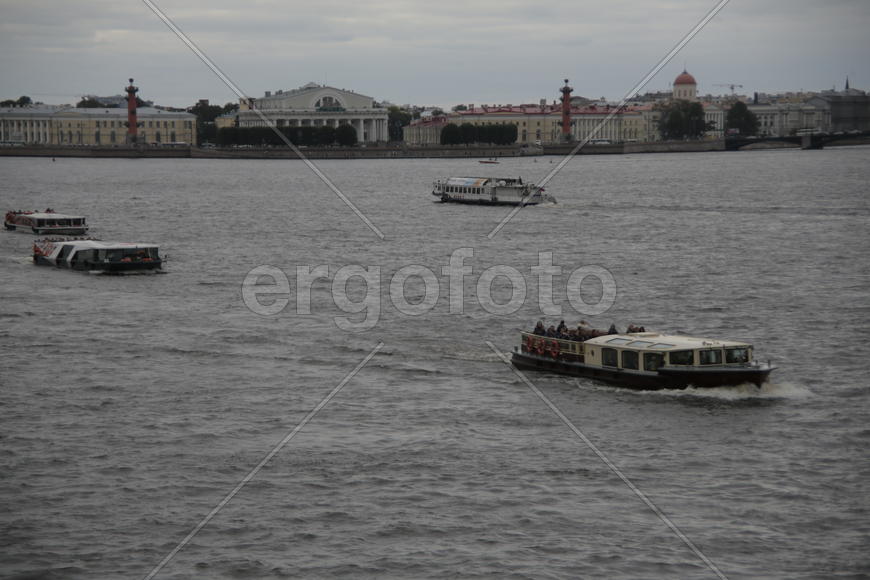 Туристы на водной прогулке на реке Неве,  Петропавловская крепость. Санкт-Петербруг
