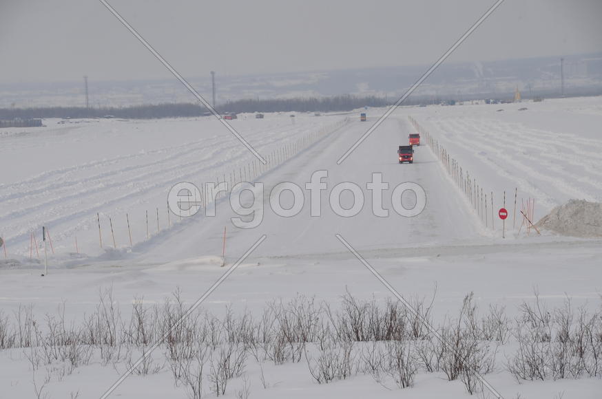 Ледяная переправа. Река Обь. Ямало-ненецкий  автономный округ. Город Салехард, поселок Лабытнанги. ф