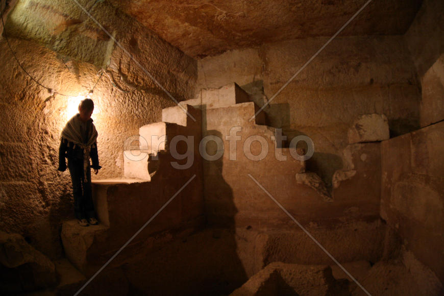 Человек в пещерах