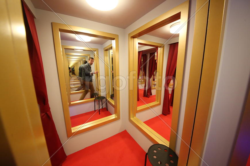 Инсталляция Леандро Эрлиха "Примерочные" Lexus Hybrid Art