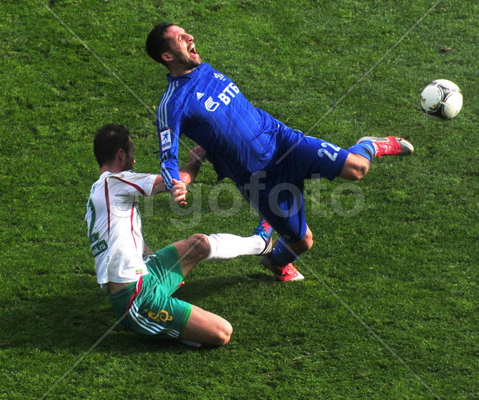 футболисты на поле