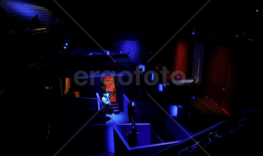 Инсталляция Лукаса Симоеса "Замкнутое измерение"