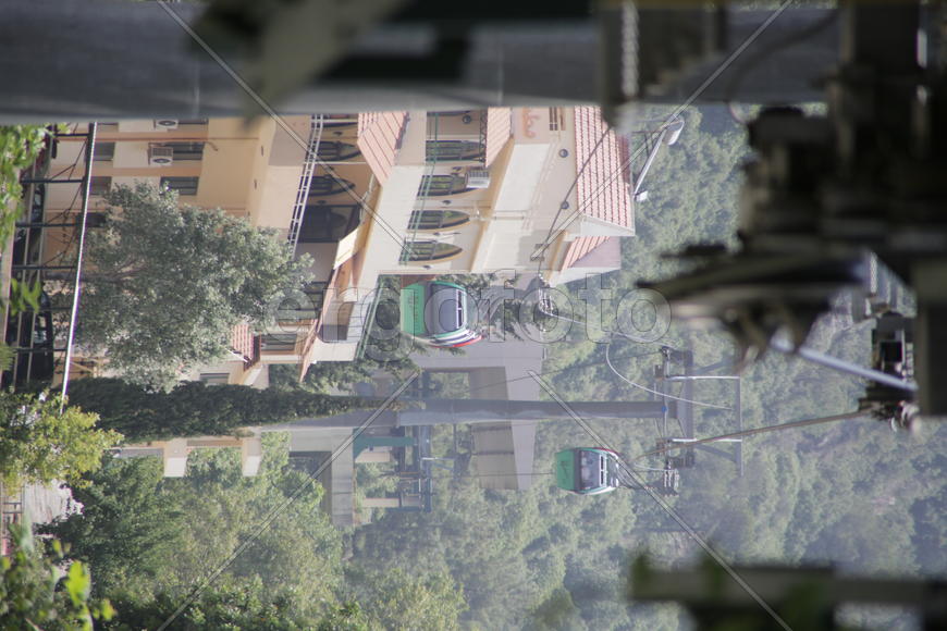 Канатный подъемник для туристов в горной местности Ливана.