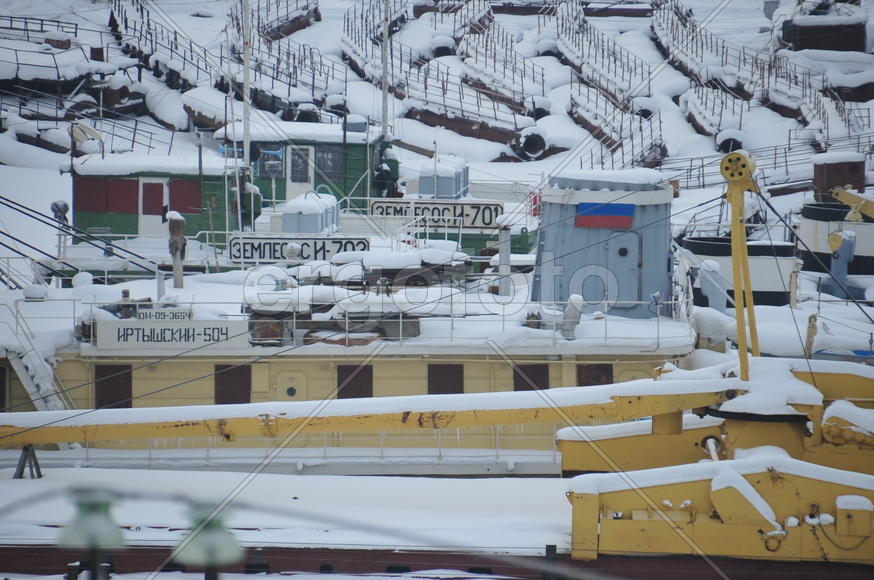 ¬иды на реку ќбь и порт. ямало-ненецкий  автономный округ. √ород —алехард, поселок Ћабытнанги. фото 