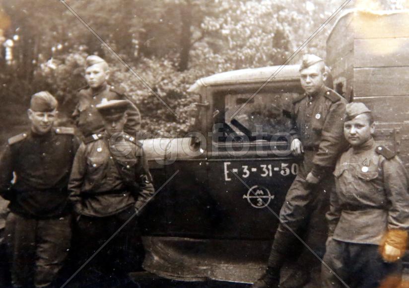 Участник обороны Москвы Юрий Семичковский на старинной фронтовой фотографии 