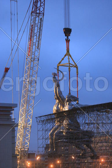 Реставрация статуи "Рабочий и колхозница"