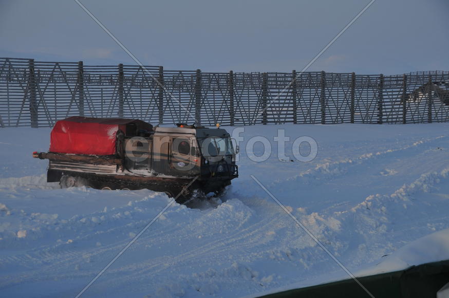 СНегоудерживающие заборы. Ямало-ненецкий  автономный округ. Город Салехард, поселок Лабытнанги. фото