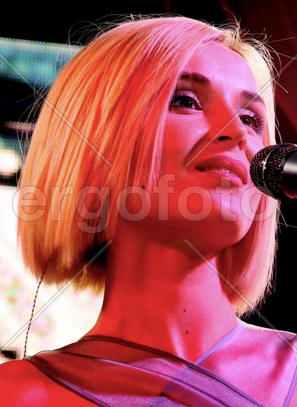 Полина Гагарина Певица Полина Гагарина на концерте в Кунцево-плаза