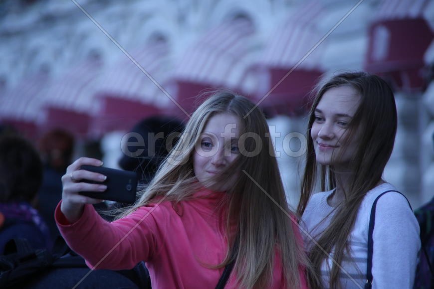 Девушки делают селфи