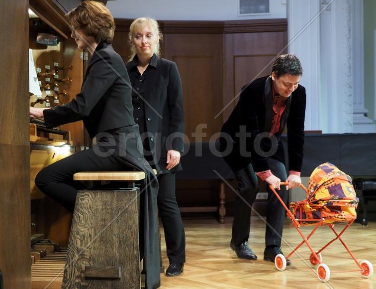 Анастасия Черток, ее помощник Елена Паникова и баритон Дмитрий Кондратков.