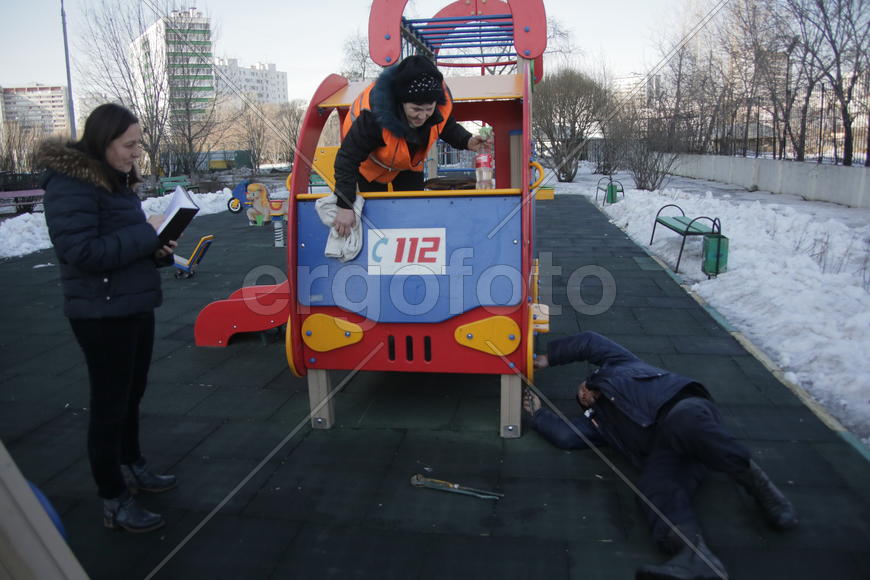 Инженер по благоустройству РЭУ-5 Ольга Лебедева, плотник РЭУ-5 Иван Алексеев и смотритель Валентина 