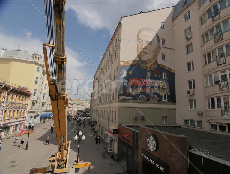 На ул.Арбат, дом 17  в рамках реализации городского проекта "Артфасад" совместно с художниками  JIM-