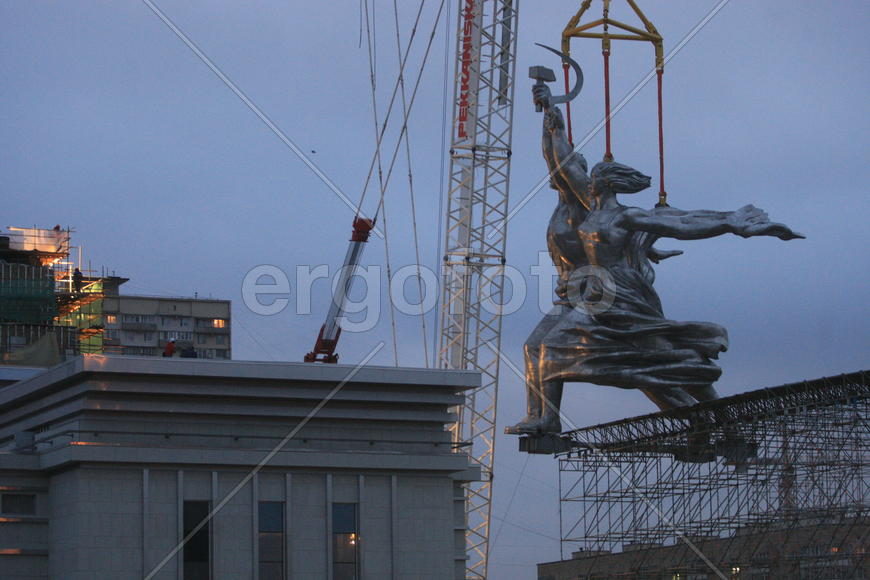 Реставрация статуи "Рабочий и колхозница"