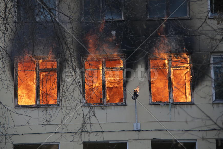Пожар в выселенном под снос здании по ул.Сосинская