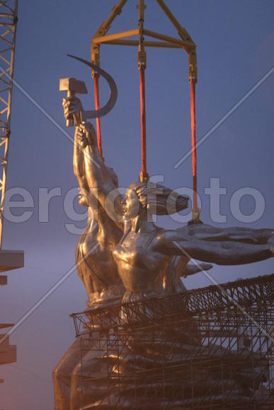 Реставрация статуи "Рабочий и колхозница"