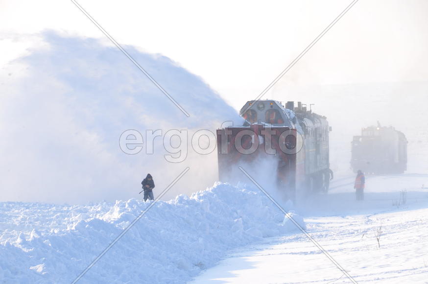 Чистка снега в тундре. Ямало-ненецкий  автономный округ. Город Салехард, поселок Лабытнанги. фото Се