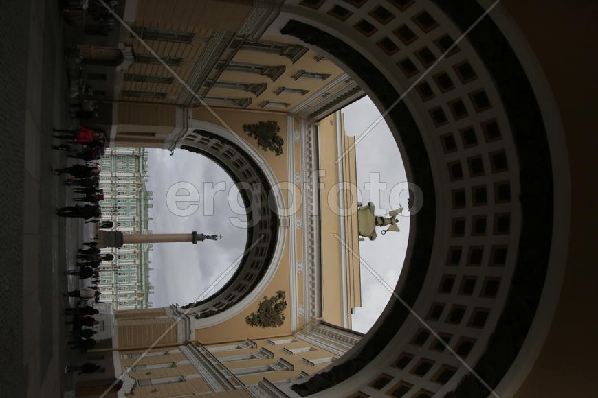 Вид на Дворцовую площадь через арку Генерального штаба. Санкт-Петербруг