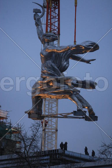 Реставрация статуи "Рабочий и колхозница"