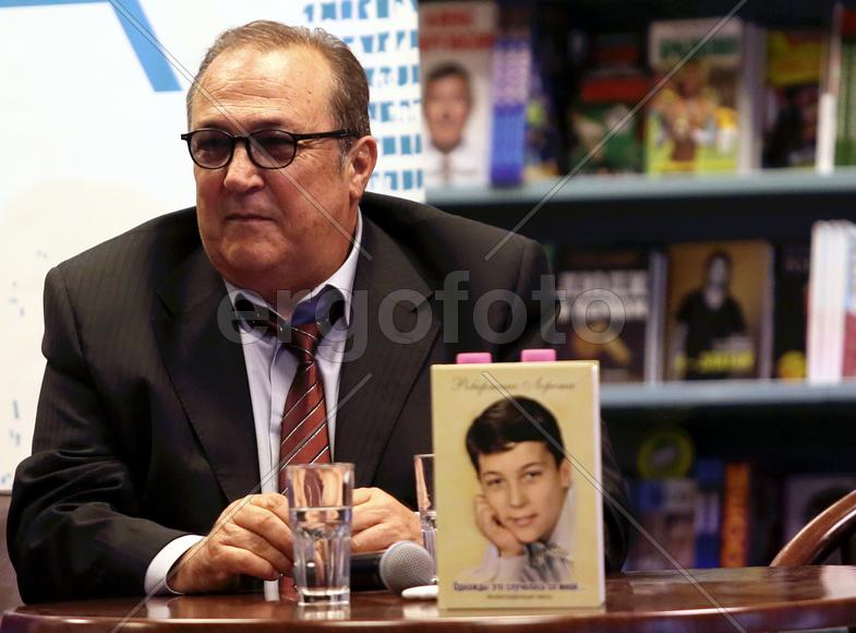 Итальянский певец Робертино Лоретти  во время презентации автобиографической книги 