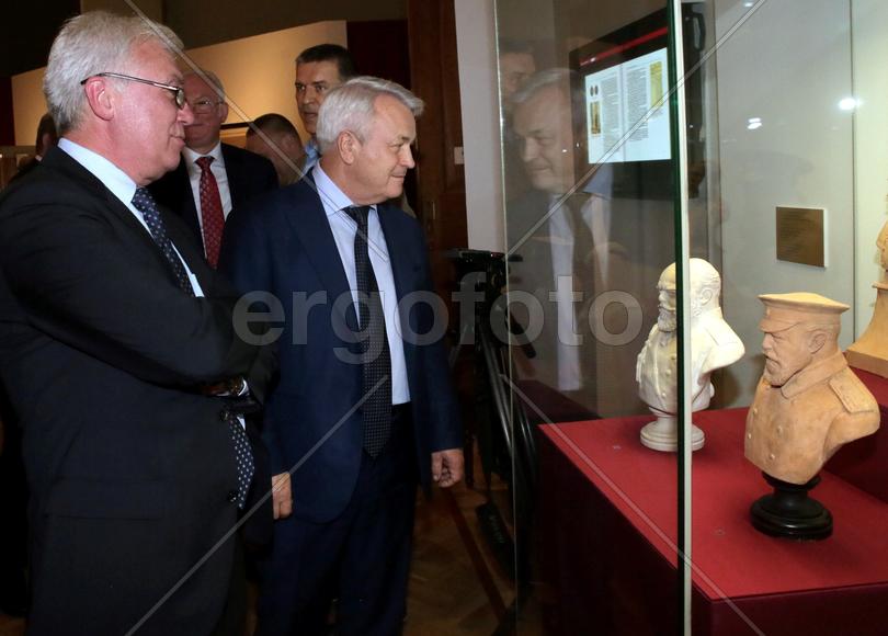 Директор ГИМ А.Левыкин и зам.министра обороны РФ Николай Панков. 