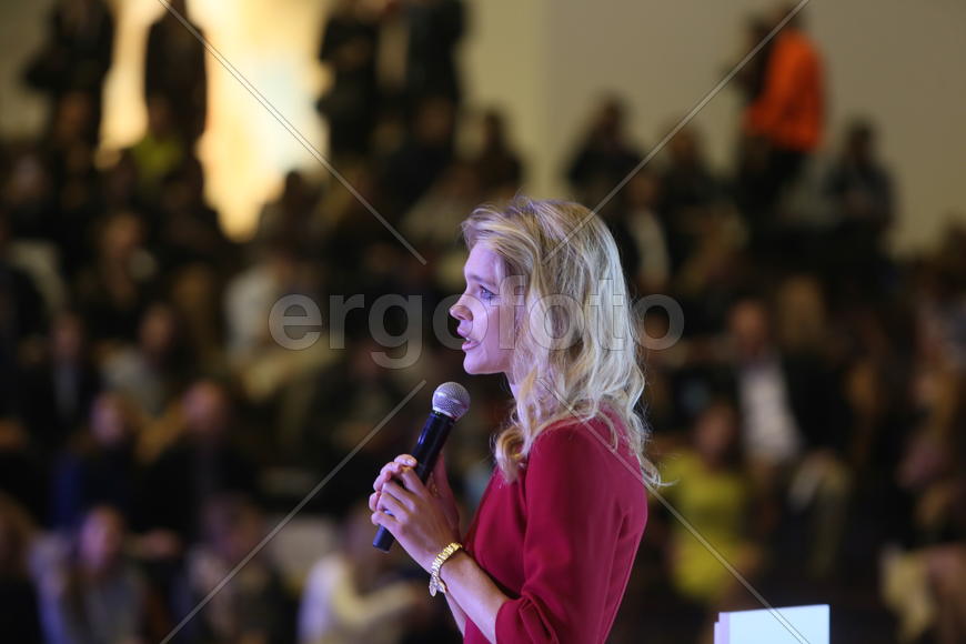 Наталия Водянова на благотвортиельном аукционе на арт-ярмарке Cosmoscow 