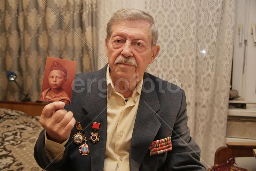 Участник обороны Москвы Юрий Семичковский в молодости на старой фотографии 