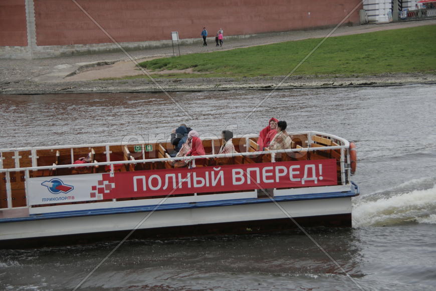 Туристы на водной прогулке на реке Неве,  Петропавловская крепость. Санкт-Петербруг