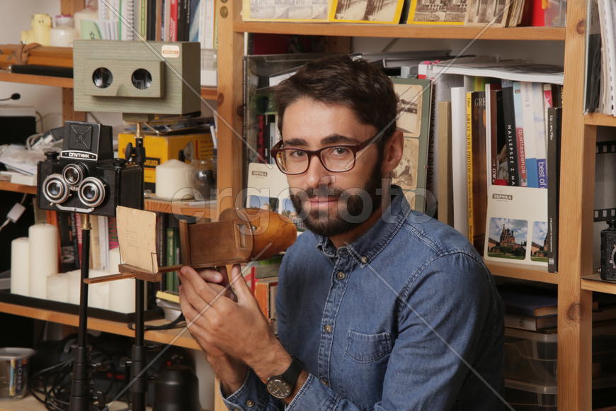 Историк Роман Шмидт демонстрирует деревяные очки с увелечительными стеклами 