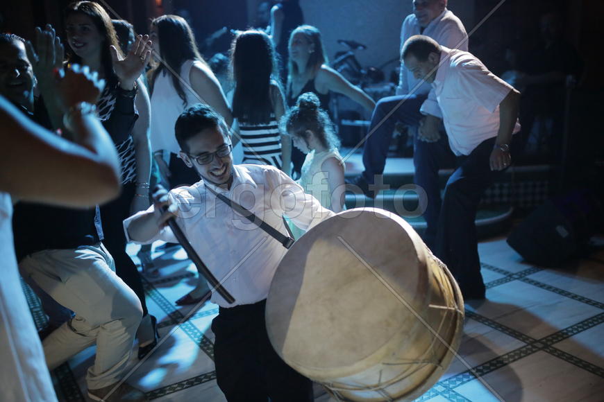 Праздничный банкет в Ливане. Музыкант играющий на барабане 