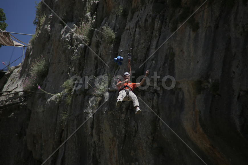 Спуск туристов по канатному подъемнику. Ливан 