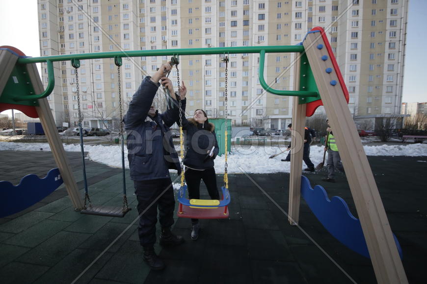 Инженер по благоустройству РЭУ-5 управы Люблино Ольга Лебедева и плотник РЭУ-5 Иван Алексеев