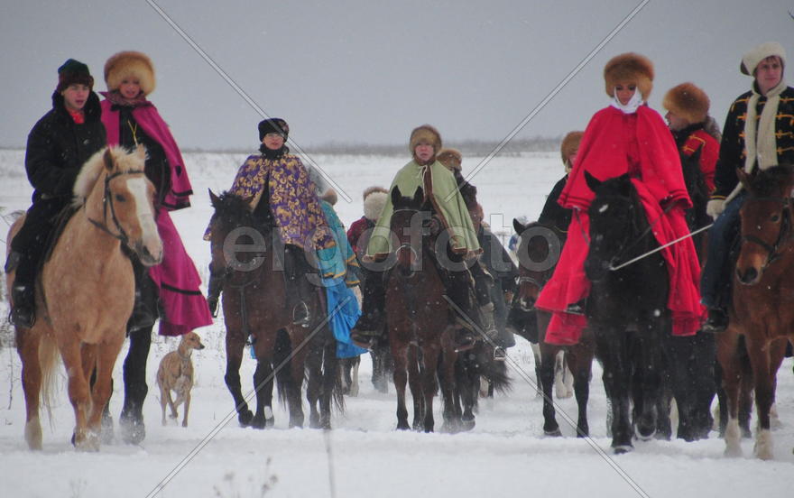 Реконструкция конной охоты с тремя борзыми и одной гончей в клубе Аванпост. фйото Сергей Шахиджанян 