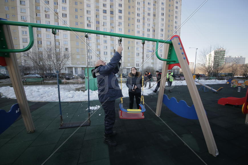Инженер по благоустройству РЭУ-5 управы Люблино Ольга Лебедева и плотник РЭУ-5 Иван Алексеев