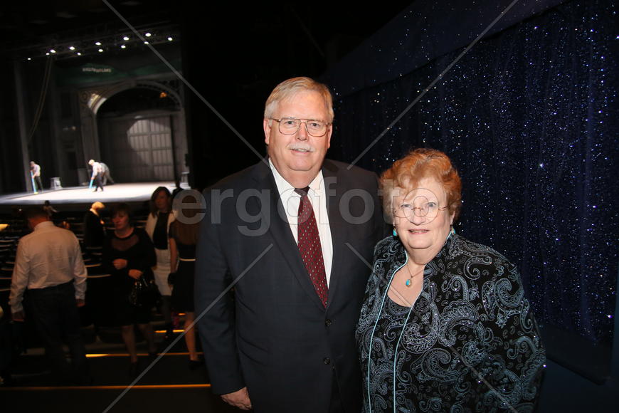 Посол США в России Джон Теффт с супругой  перед началом мюзикла "Поющие под дождем" в Москве.