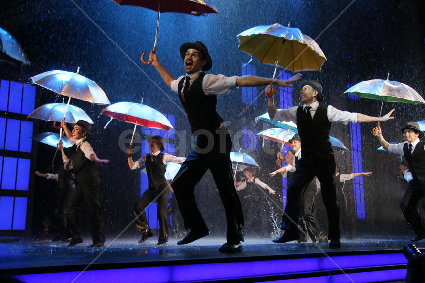 Премьера мюзикла "Поющие под дождем"