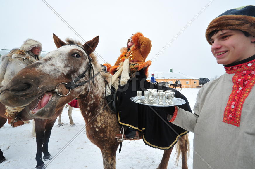 Реконструкция конной охоты с тремя борзыми и одной гончей в клубе Аванпост. фйото Сергей Шахиджанян 