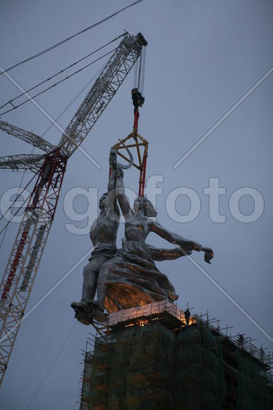 Реставрация статуи "Рабочий и колхозница"