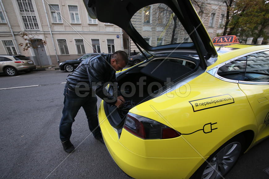 Первая в России электрозарядка. Электромобиль Tesla. Процесс зарядки.