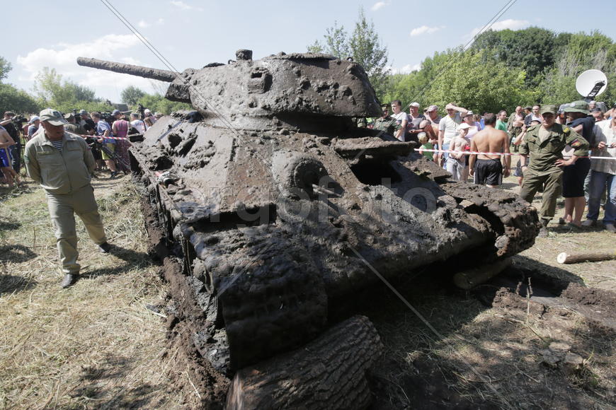 Подъем танка Т-34 из реки Дон