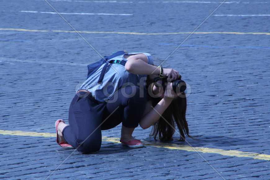 Девушка делает снимок