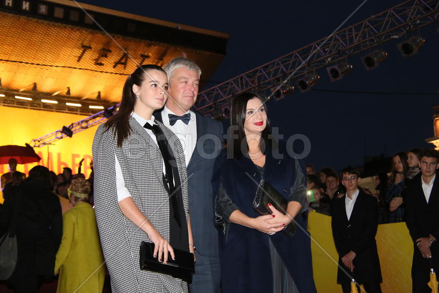 Актер, продюсер и режиссер Александр Стриженов и актриса, телеведущая Екатерина Стриженова (справа) 